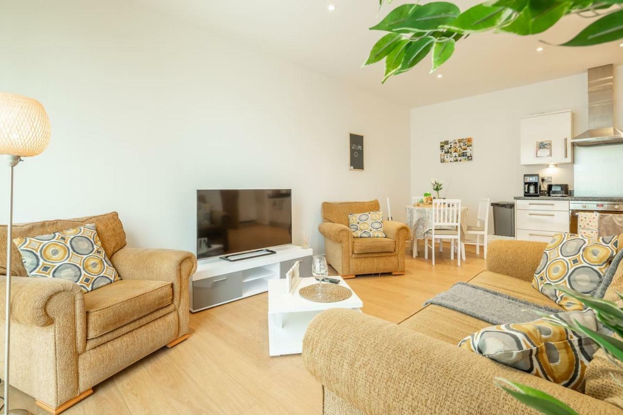 Central Bedford: Two Bedrooms, Breakfast Basket Exterior photo