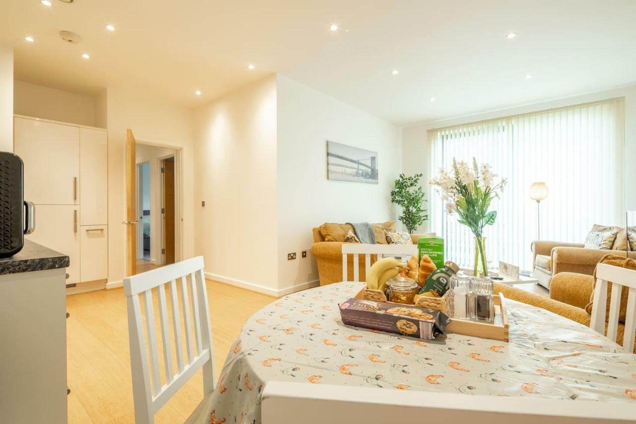Central Bedford: Two Bedrooms, Breakfast Basket Exterior photo