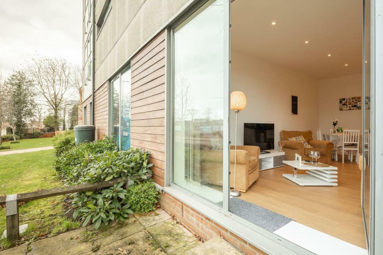Central Bedford: Two Bedrooms, Breakfast Basket Exterior photo